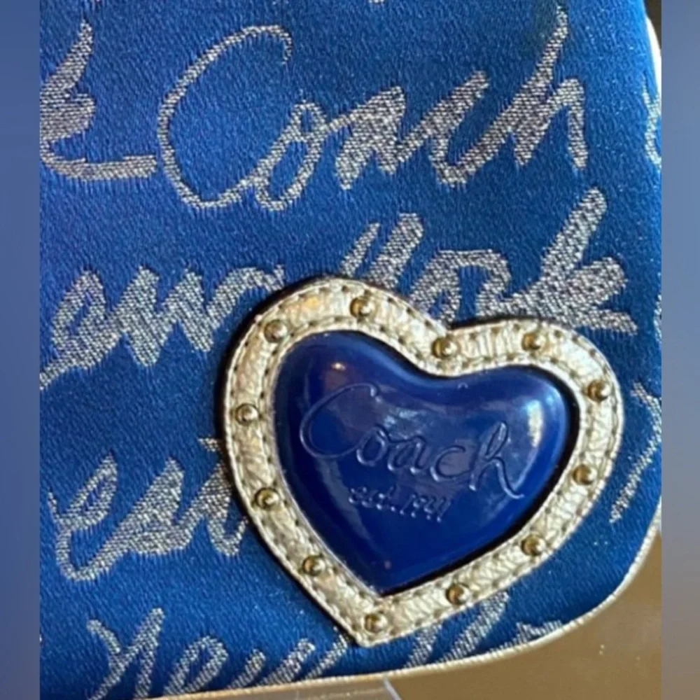 COACH 1941 NEW YORK LOVE HEART WRISTLET NAVY & GOLD METALLIC